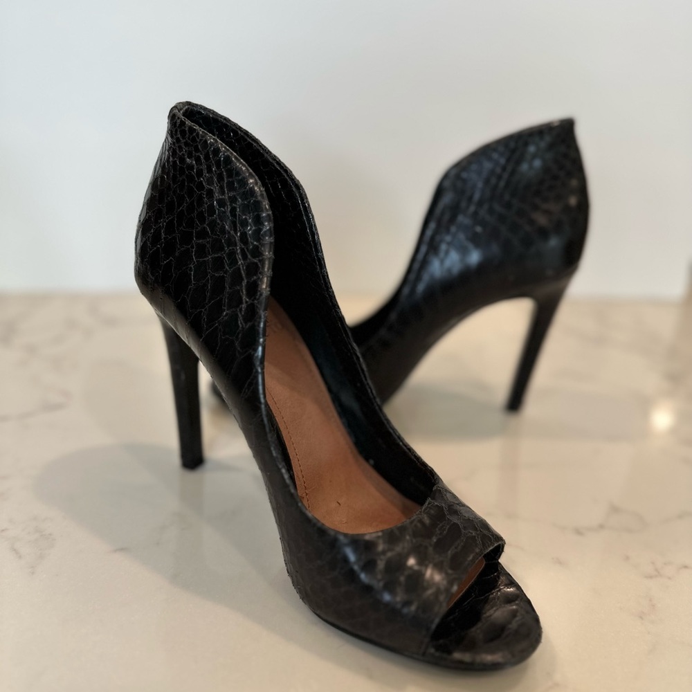 Vince Camuto black python skin heels sz 8.5